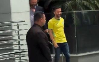 André Janones recebe alta e é recebido por apoiadores na porta do hospital