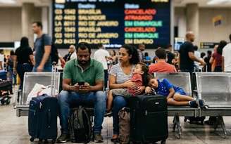 Voo atrasado: Imagem ilustrativa de uma família aguardando no aeroporto.