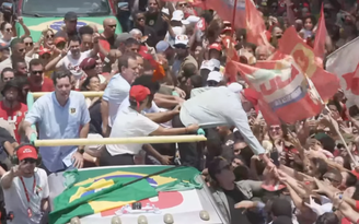 Lula faz ato na orla de Copacabana na manhã deste sábado