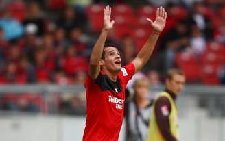 Renato Augusto comemora gol marcado pelo Bayer Leverkusen