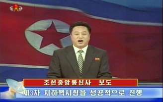 Imagem da TV estatal norte-coreana mostra um apresentador confirmando a realização do teste nuclear