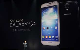 <p>Chefe da divisão de aparelhos móveis da Samsung, J. K. Shin, mostra o novo smartphone da companhia, o Galaxy S4</p>