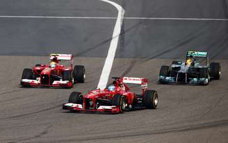 <p>Alonso e Massa protagonizaram na quinta volta uma ultrapassagem dupla sobre Hamilton</p>