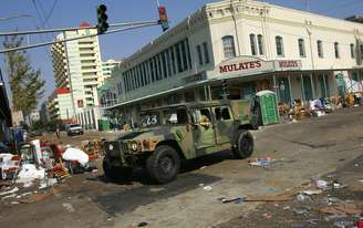 Exército patrulha o devastado centro de Nova Orleans em setembro de 2005, dias após a passagem do Katrina
