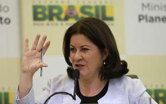 <p>Ministra do Planejamento, Miriam Belchior, disse que disse que a proposta não é "um cheque em branco" e o governo deve definir se vai manter ou alterar a meta de superávit primário até o próximo dia 21</p>