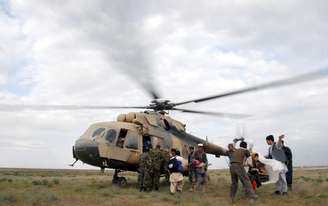 <p>Helicóptero resgata afegãos afetados pelas enchentes na cidade de Sheberghan, neste 25 de abril</p><p> </p>