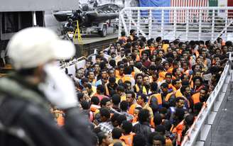 <p>Nesta foto de 14 de maio, imigrantes de regiões do sul do Saara são resgatados por um navio da Marinha da Itália no mar Mediterrâneo, entre a Itália e a costa da Líbia</p>
