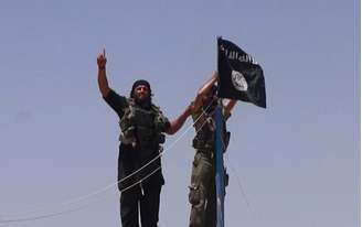 <p>Militantes do grupo EIIL comemoram a conquista de mais uma cidade no Iraque</p>