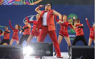 <p>O cantor sul-coreano Psy, que se tornou sensação com o hit <em>Gangnam Style</em>, em 2012, se apresentou durante a exibição pública da estreia da Coreia do Sul contra a Rússia, nesta terça-feira. Em Seul, o público compareceu em peso para prestigiar a seleção sul-coreana e vibrou com os lances do jogo, que terminou 1 a 1</p>