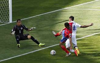 Goleiro costarriquenho Keilor Navas evita gol da Inglaterra, no Estádio do Mineirão, em Belo Horizonte
