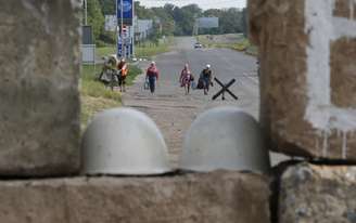 <p>Mulheres se aproximam de um ponto de fronteira perto da cidade de Kramatorsk, região de Donetsk, no leste da Ucrânia, nesta terça-feira, 24 de junho</p>