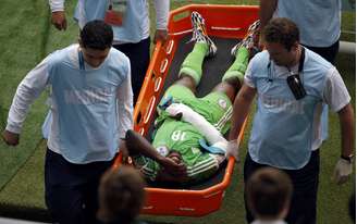 O meia nigeriano Michael Babatunde tem o braço imobilizado e é retirado de campo pós ter a mão atingida por uma bolada no jogo contra a Argentina, no Estádio Beira-Rio, em Porto Alegre