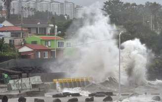 <p>O mar fica violento à medida que o tufão Neoguri se aproxima de Seogwipo, em Jeju, em 09 de julho</p><p> </p>