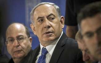<p>Premiê israelense, Benjamin Netanyahu, ao lado do ministro da Defesa de Israel, Moshe Yaalon, durante reunião de gabinete em Tel Aviv</p>