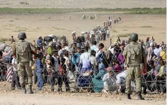 <p>Soldados turcos montam guarda na fronteira com a Síria, próximo à cidade de Suruc, na província de Sanliurfa</p><p> </p>