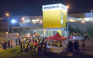 Funcionários se reúnem em frente ao centro de distribuição da Amazon em Rheinberg, Alemanha, em 15 dezembro