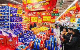 Consumidores escolhem produtos num supermercado em Lianyungang, na província de Jiangsu. 09/02/2015