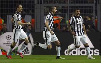 <p>Carlos Tevez foi o grande destaque da Juventus no duelo em Dortmund. Ele fez dois gols e deu o passe para o outro na vitória por 3 a 0.</p>