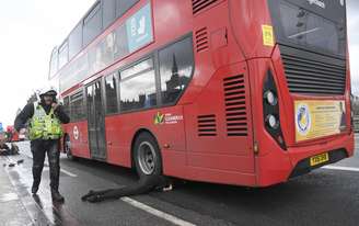 Ônibus atropela pedestre durante incidente em Londres