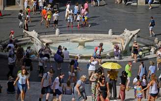Movimentação de turistas na fonte de Barcaccia, no centro de Roma