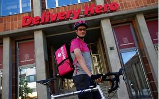 Funcionário da Delivery Hero diante de sede da empresa em Berlim, Alemanha
2/06/2017 REUTERS/Fabrizio Bensch