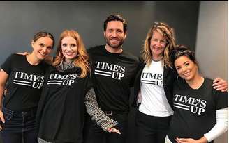 Atrizes como Natalie Portman, Jessica Chastain, Laura Dern e Eva Longoria usaram as redes sociais para promover a campanha contra assédio no mundo do entretenimento.