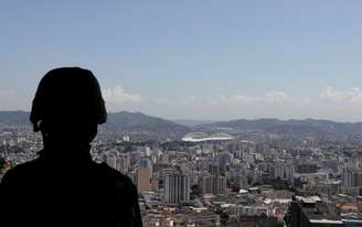 Soldado do Exército brasileiro patrulha região da comunidade do Lins, no Rio de Janeiro