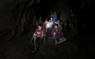 jovens e treinador já estão doze dias presos na caverna (Foto: Tham Luang Rescue Operation Center via AP)