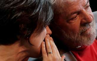 Deputada estadual Manuela D'Ávila e o ex-presidente Luiz Inácio Lula da Silva conversam durante evento com partidos de esquerda no Rio de Janeiro, em abril
03/04/2018
REUTERS/Ricardo Moraes