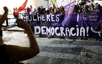 Mulheres se manifestam contra candidato do PSL, Jair Bolonaro, durante ato de campanha do pestista Fernando Haddad, em São Paulo
27/09/2018
REUTERS/Nacho Doce