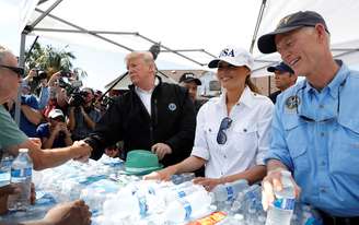 Presidente dos EUA, Donald Trump, primeira-dama, Melania Trump, e governador da Flórida, Rick Scott, distribuem garrafas de água e pessoas atingidas pelo furacão Michael 
15/10/2018
REUTERS/Kevin Lamarque