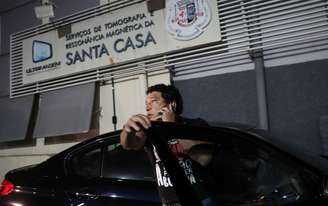 Senador Magno Malta chega à Santa Casa de Juiz de Fora, onde Bolsonaro foi internado após ser esfaqueado 6/9/2018 REUTERS/Ricardo Moraes 