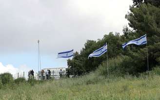 Forças de segurança de Israel observam do topo de uma colina protestos da minoria árabe do país
09/05/2019 REUTERS/Ammar Awad 