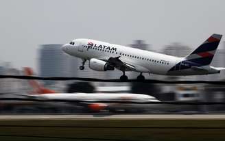 Avião da Latam decola de Congonhas, em São Paulo