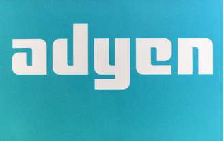 Logotipo da Adyen é visto na fachada dos escritórios centais da companhia em Amsterdã, Holanda. 24/8/2018. REUTERS/Eva Plevier - 
