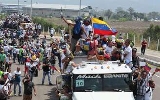 Venezuelanos em Cúcuta, na Colômbia, tentam cruzar fronteira com ajuda humanitária, em 23 de fevereiro