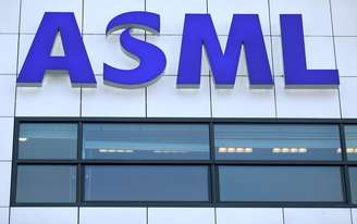 Logotipo da ASML é visto na frente dos escritórios centrais da companhia em Eindhoven, Holanda. 23/1/2019. REUTERS/Eva Plevier