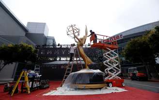 Trabalhadores dão retoques finais em estátua gigante do Emmy para cermimônia de premiação de 2017
12/09/2017
REUTERS/Mario Anzuoni