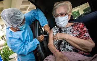Dona Margarete Sequeira de 87 anos de idade, residente da cidade de Niterói (RJ), recebe sua segunda dose da vacina CoronaVac no Drive-Thru do campus do UFF - Gragoatá