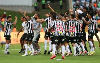 Jogadores do Atlético-MG comemoram título de campeão após partida contra o Flamengo