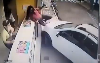 Mulher escapa de atropelamento após conseguir subir em balcão de loja.