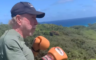 Chuck Norris exibe forma física aos 84 anos