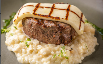 Medalhão de Filet Mignon grelhado com queijo coalho servido com risoto de palmito do Capim Santo