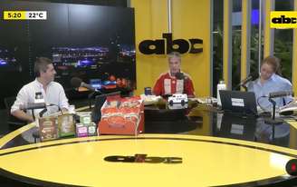 Enrique Vargas Peña ao centro durante apresentação do "La Primera Mañana"