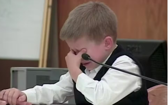 Hutto, aos sete anos, no Tribunal