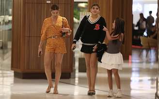 Filha de Cauã Reymond e Grazi Massafera passeia com a mãe e altura impressiona