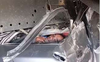 As cinco pessoas que estavam no veículo de passeio ficaram presos nas ferragens