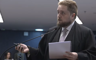 Advogado Matheus Milanez, que representa o ex-ministro do Gabinete de Segurança Institucional general Augusto Heleno, durante sustentação oral no segundo dia de julgamento