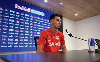 Alix Vinicius concede sua primeira entrevista coletiva como atleta do Braga. 
