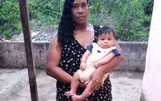 Ariane Borges, de 39 anos, e o filho Alderico Santos